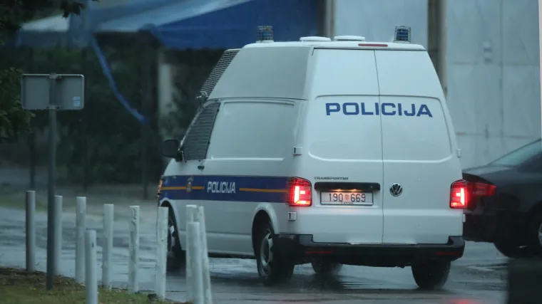 Vikala je na policajce, pokazivala intimne dijelove i bacala na njih piće: Uhićena pijana 39-godišnjakinja