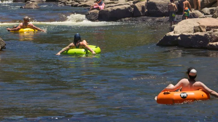 Petero ljudi u SAD-u izbodeno dok su plovili rijekom, ranjeni tinejdžer preminuo u bolnici