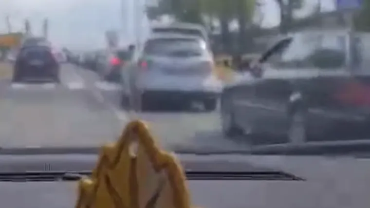 Kilometarska kolona pred benzinskom u BiH zbog drastično niže cijene goriva - litra ko&scaron;ta oko 10 kuna