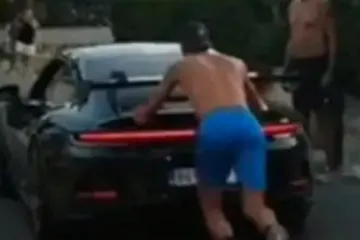 VIDEO, Neobičan trening Novaka Đokovića: Gura auto od nekoliko milijuna kuna