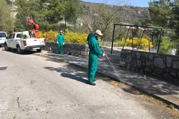 Radnici došli zaprašiti komarce na otoku Istu, a mještani im probušili gume i išarali auto: Prošle godine su još gore prošli