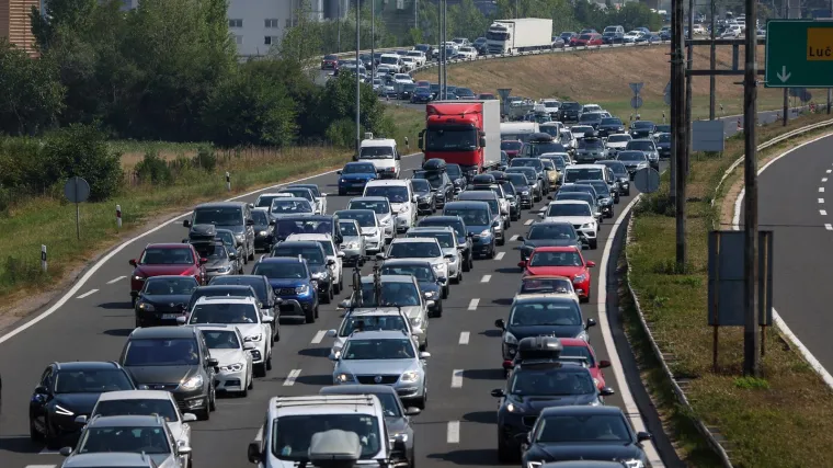 Velike gužve na cestama, osobito na prilazima Zagrebu: Kod Ivanje Reke zbog nesreće kolona od 9 kilometara