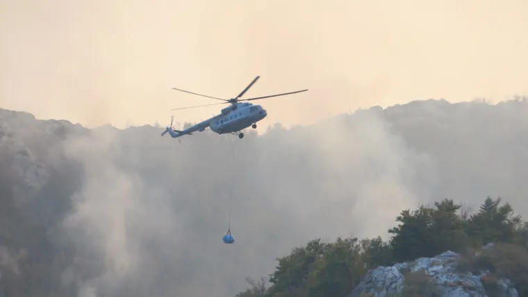 Tijekom poslijepodneva planulo i na Braču: 'Okružili smo požar sa svim vatrogasnim snagama i helikopter je tu'