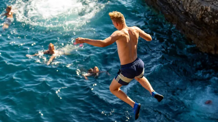 Mladi Nizozemac (24) skakao u kanjonu s visine od &scaron;est metara pa te&scaron;ko stradao. Policija uputila apel