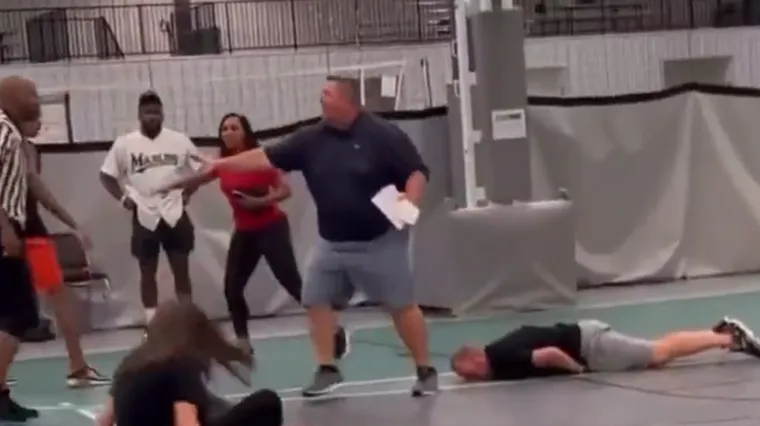 Amerikanac pokušao utjerati svoju pravdu pa ubrzo zažalio. Pogledajte nevjerojatan nokaut na košarkaškoj utakmici