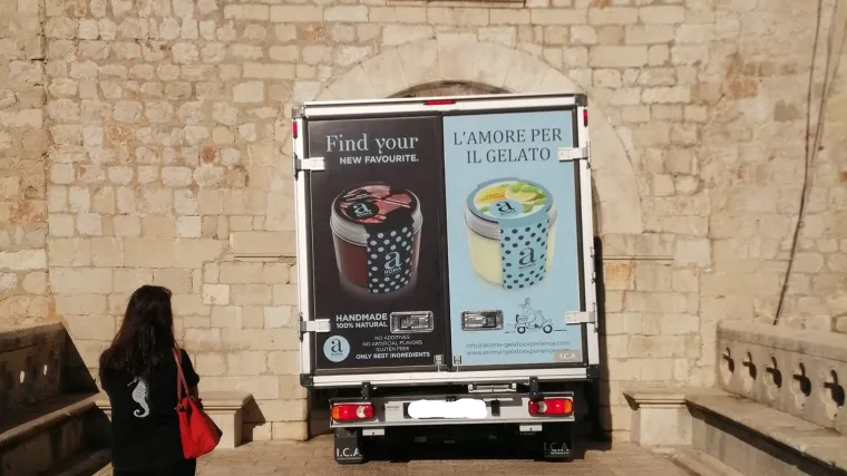 FOTO Nadrealni prizori iz Dubrovnika: Kamion pokušava ući unutar zidina. 'Sad čak malo izduše gume'