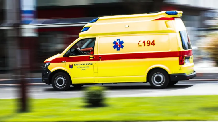 Svađa u &Scaron;ibeniku umalo zavr&scaron;ila kobno. Djevojka (22) gurnula mu&scaron;karca (63), zadobio ozljede opasne po život