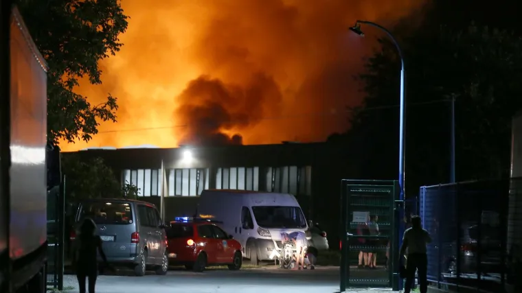 Veliki požar na zagrebačkom Žitnjaku stavljen pod kontrolu. U jednom trenutku je bilo prilično napeto: 'Ljudi, pronađite hidrante!'