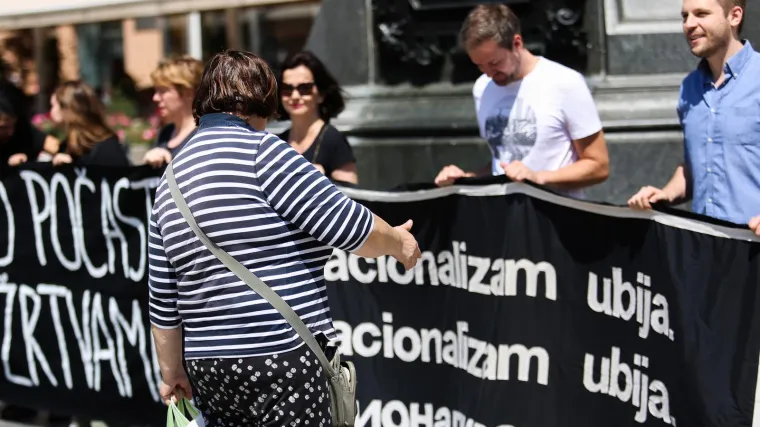 Udruge prosvjedovale zbog zločina nad srpskim civilima u Oluji. Psovali ih, vrijeđali i nazivali 'četničkom bandom'