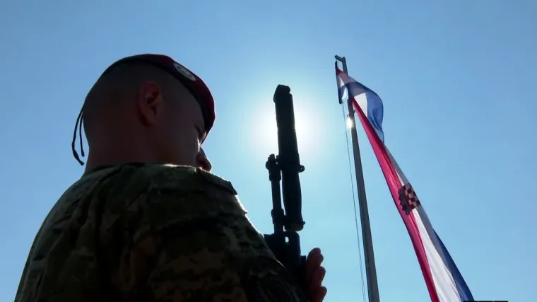 Podignuta je zastava u Kninu. Otac poginulog branitelja: 'Naša djeca su imala rebatinke, patike i srce'
