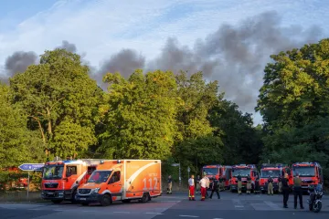 Eksplozije u skladi&scaron;tu oružja kod Berlina, požar zahvatio &scaron;umu, vatrogasci se povukli na 1 km zbog detonacija