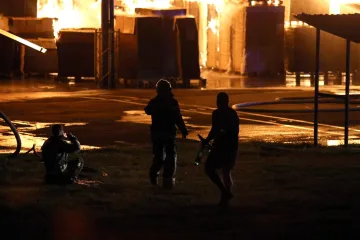 200 vatrogasaca gasilo buktinju na Žitnjaku: U očaju od ljudi uzimali jogurt i lubenicu: 'Šećera, trebamo šećera!'