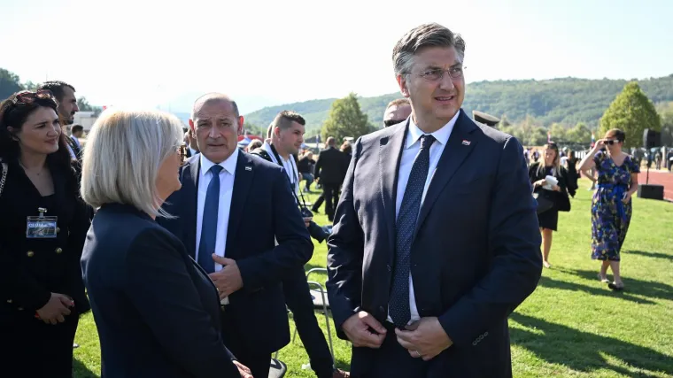 FOTO Nakon kninske žege, premijer se 'skrio' u hlad u Splitu. Objavio fotografiju i otkrio s kim se družio