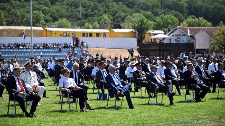 Na suncu u Kninu izmjerena nevjerojatna temperatura: Političari su se kuhali, a pomagali su si lepezama, fasciklima, vodom...