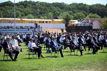 Na suncu u Kninu izmjerena nevjerojatna temperatura: Političari su se kuhali, a pomagali su si lepezama, fasciklima, vodom...