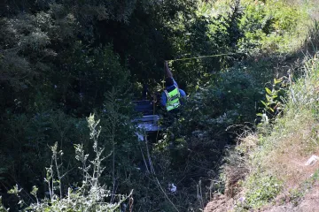 Dva mladića poginula, a još trojica ozlijeđena u slijetanju automobila s kolnika u Sikirevcima