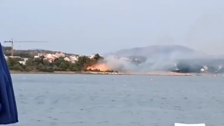 Gori u Podsolarskom ispod kuća, uz plažu: Na teren odmah izašli vatrogasci