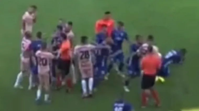 VIDEO, Sramotne scene u kvalifikacijama za drugu ligu: Tučnjava nakon koje su igrači ležali na travnjaku