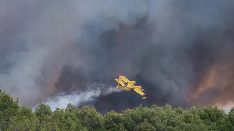 Neopreznim bacanjem opu&scaron;aka maloljetnici izazvali požar kod &Scaron;ibenika: Izgorjelo oko 900 metara četvornih suhe trave i niskog raslinja
