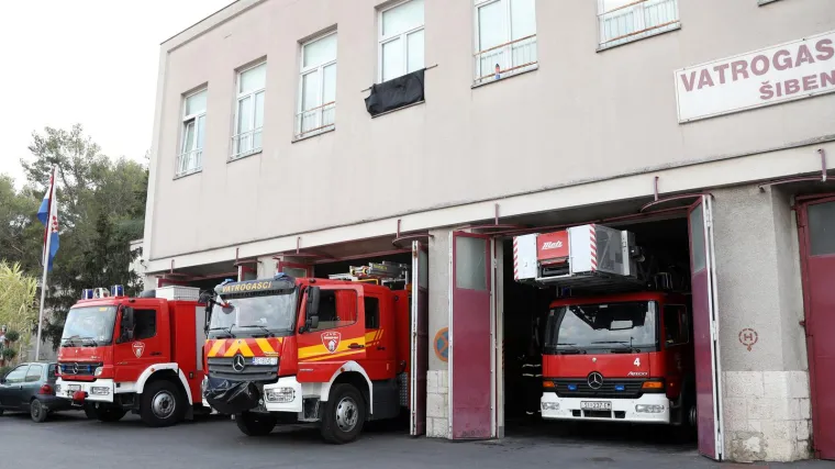 Maloljetnici opu&scaron;cima skrivili požar u &Scaron;ibeniku: Poku&scaron;ali su ga ugasiti. Nisu uspjeli pa su pobjegli