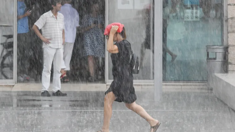 Oblačno u unutra&scaron;njosti. Na sjeveru lokalna ki&scaron;a i pljuskovi. Od srijede na kopnu sunčanije, a na Jadranu manje vruće