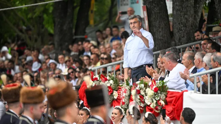 Plenković u Sinju odgovorio Bulju, potvrdio pojeftinjenje goriva. Komentirao i smrt novinara Matijanića