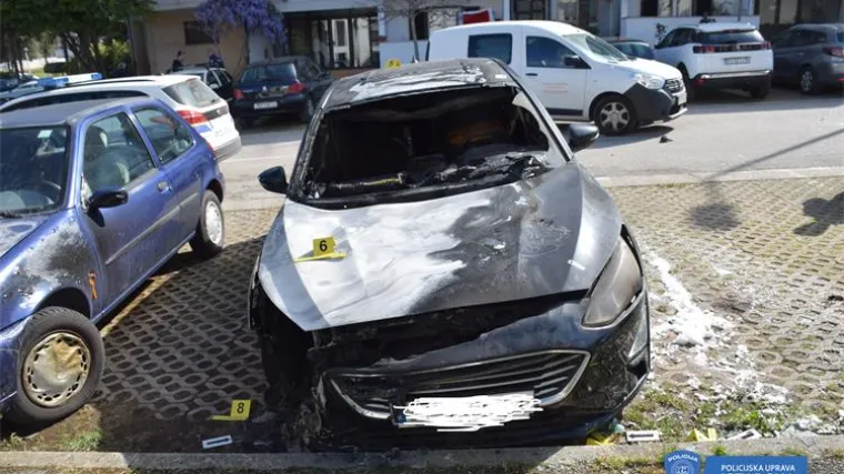 Policija uhvatila ženu koja je u Poreču palila aute - polila bi sve zapaljivom smjesom i 'kresnula'