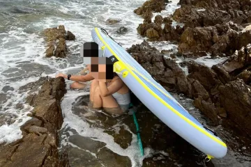 FOTO Maloljetnike na dasci za veslanje valovi izbacili na obalu Brača. Reagirao splitski HGSS