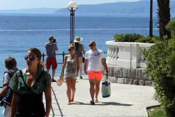 Turiste 'deru' i u Biseru Jadrana, a tečaj u mijenjačnici nije ni za najgoreg neprijatelja: 'Iznenadila me i cijena vode'