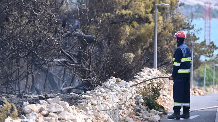 Hrvatska gori, a građani su neoprezni! Policija prijavila dvije žene zbog spaljivanja suhe trave i otpada