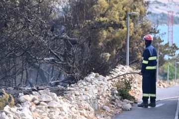 Hrvatska gori, a građani su neoprezni! Policija prijavila dvije žene zbog spaljivanja suhe trave i otpada