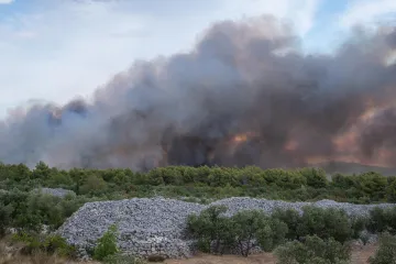 Požar iznad Brela: Zbog bure ne može intervenirati helikopter