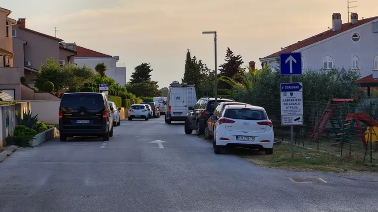Pravi kaos vlada na popularnoj jadranskoj destinaciji, gužva je nesnosna, ratuje se za ručnike i parking: 'Aute grebu noževima'
