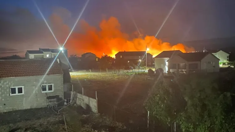 VIDEO/FOTO Gori u okolici Zadra i &Scaron;ibenika: 'Požar je blizu kuća, postoji opasnost od &scaron;irenja'