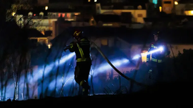 FOTO U Splitu izgorjeli automobili, požar krenuo iz metalnog kontejnera. U Omi&scaron;u ozlijeđen vatrogasac