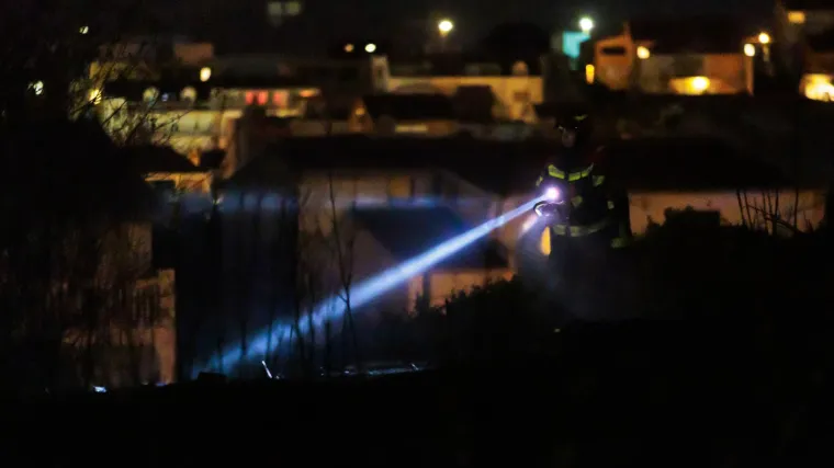 Ozlijeđen vatrogasac u ga&scaron;enju požara kod Omi&scaron;a: Vatra buktila i u Splitu i Segetu Gornjem