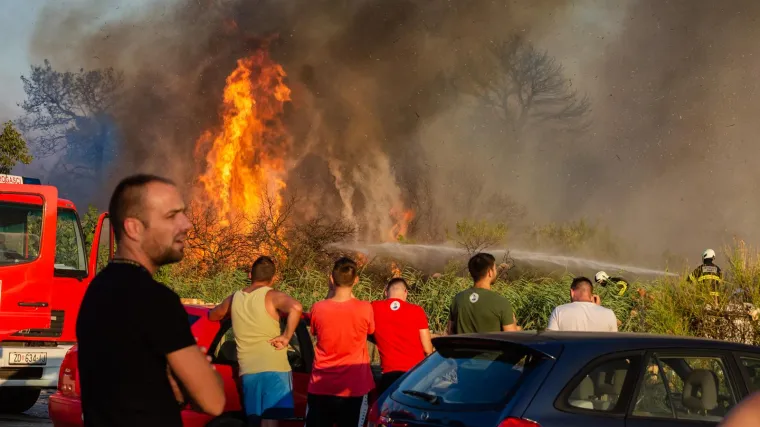 Buknulo kraj Trajektne luke Gaženica: Vatrogasci na terenu, turisti gledaju u šoku