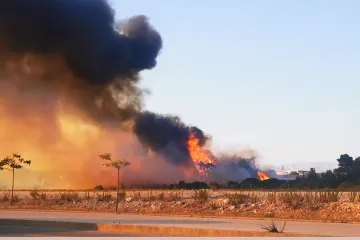 VIDEO Gori kraj Trajektne luke Gaženica, turisti stoje u čudu. Vatrogasci stigli na teren