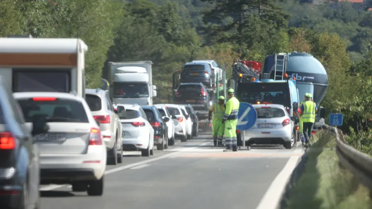 Policija objavila detalje nesreće kod Učke: Vozač cisterne (28) poginuo kad ga je kombi odbacio na ogradu