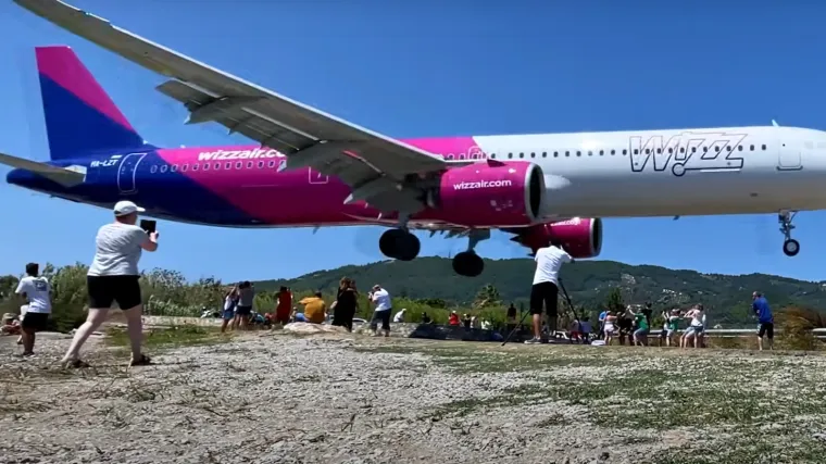 VIDEO Avion im preletio tik iznad glava, žena pala na leđa, ljudi u panici bježali. Mjesto je poznato po nesrećama