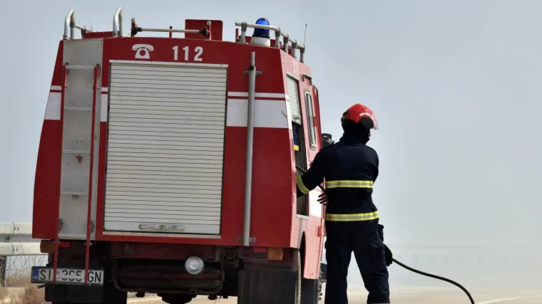 Vatrogasac lak&scaron;e ozlijeđen tijekom ga&scaron;enja požara kod Skradina, saniranje požari&scaron;ta traje