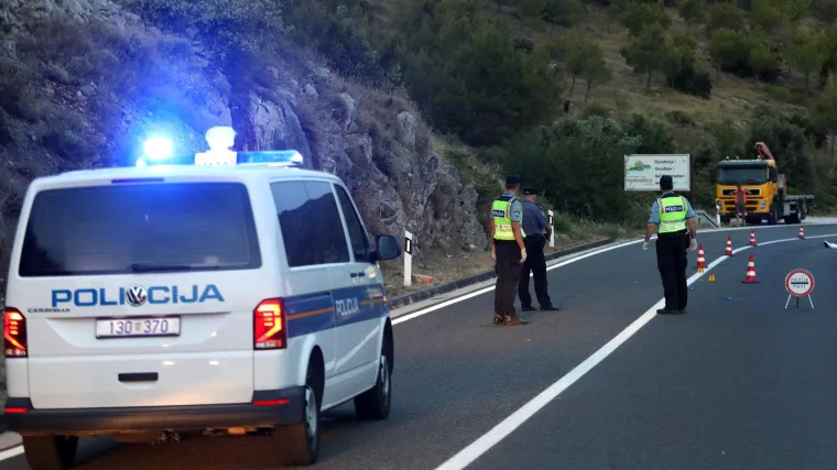 Stra&scaron;na prometna nesreća na A8: U sudaru dva kombija i cisterne poginula jedna osoba, dvije prevezene u bolnicu