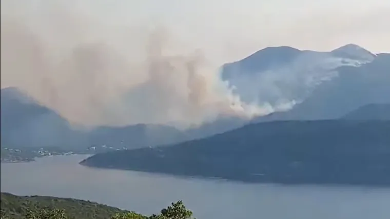VIDEO Požar u Šibensko-kninskoj županiji koji su gasila tri kanadera i dalje gori. Razbuktalo se i kod Slanog