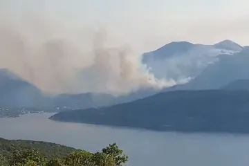 VIDEO Požar u Šibensko-kninskoj županiji koji su gasila tri kanadera i dalje gori. Razbuktalo se i kod Slanog