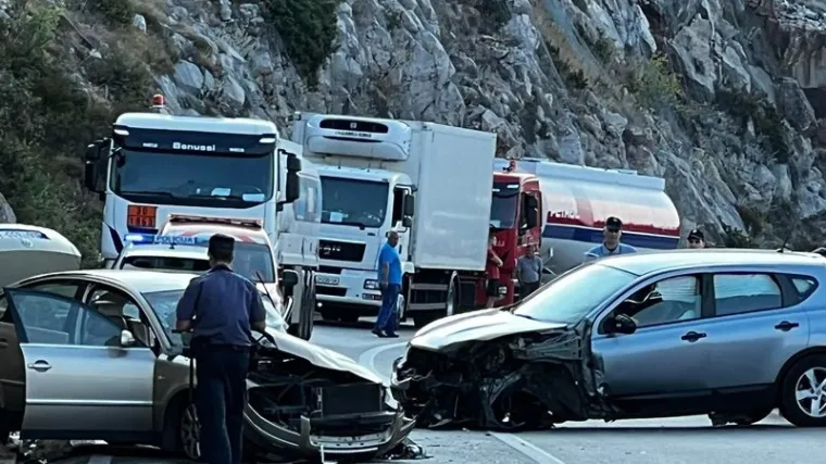FOTO Te&scaron;ka prometna nesreća u Dubrovniku, ozlijeđeni prevezeni u bolnicu. Na terenu vatrogasci i hitna