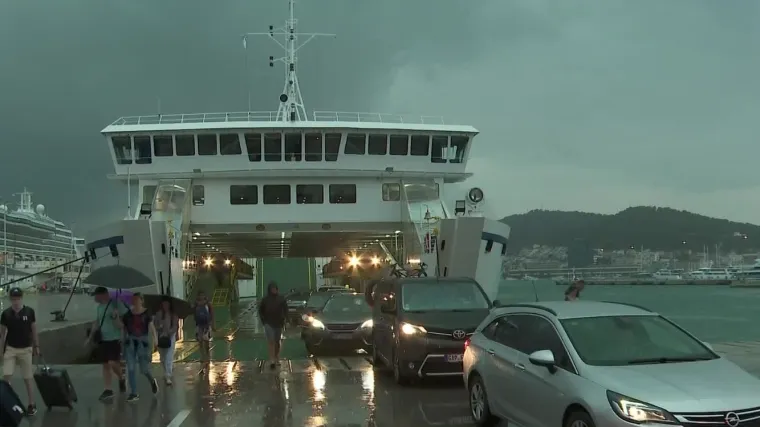 Vikend uoči Gospe: Ogromne gužve i u smjeru kopna i mora, trajektnim lukama, a Split je zavr&scaron;io pod vodom