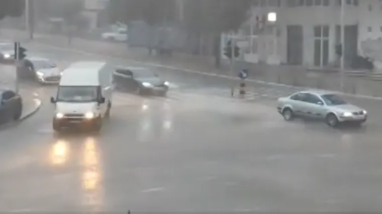 Ki&scaron;a poplavila splitske prometnice. Splitski vatrogasci zatrpani pozivima građana