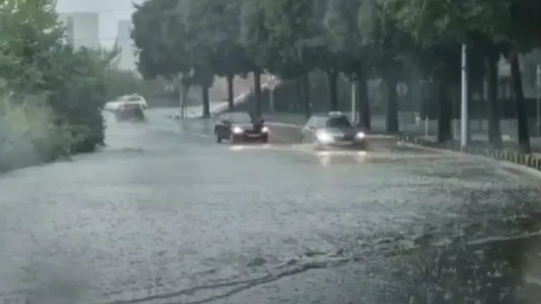 Snažno nevrijeme pogodilo Split: Ulice pod vodom, palo je vi&scaron;e ki&scaron;e nego &scaron;to inače padne u cijelom kolovozu