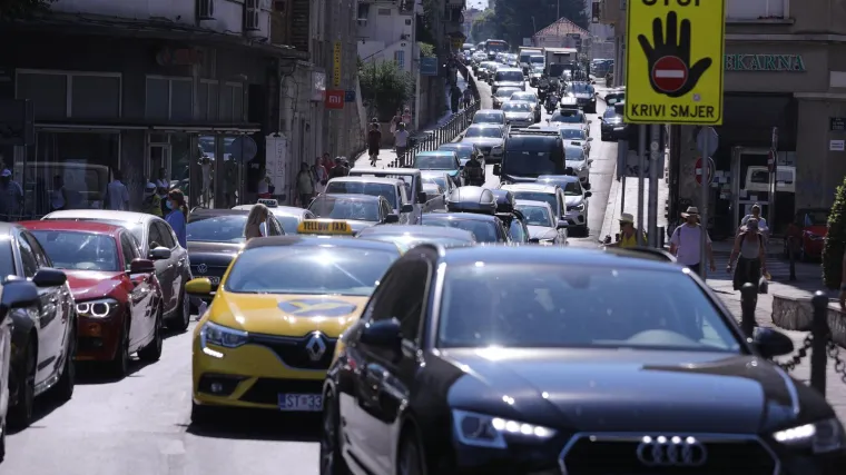 Prometni kolaps iz smjera Omi&scaron;a prema Splitu: 'Ovo je milenijska gužva!'