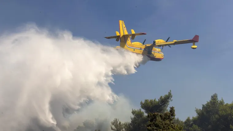 Buknuo požar na više lokacija u Istri, stigli kanaderi: Jedan je ugašen a dva su lokalizirana